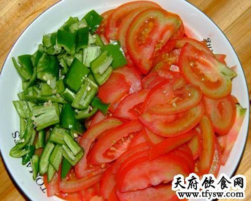 番茄炒青椒的做法