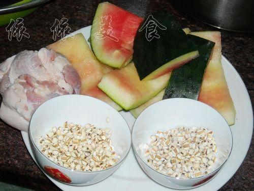 西瓜皮生熟薏米猪踭汤的原料