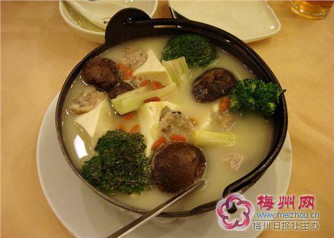 鲜冬菇滚豆腐汤
