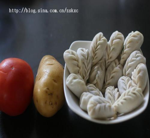 番茄土豆炖饺子的做法