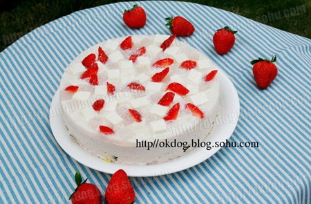 椰香草莓慕斯蛋糕