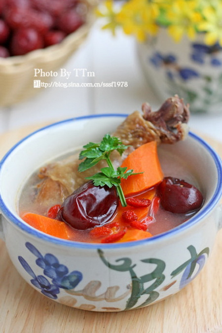 腊鸡腿胡萝卜红枣枸杞汤的做法