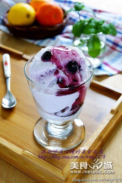 蓝莓酱酸奶冰淇淋