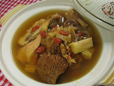 鲜士茯苓猪碾汤的做法