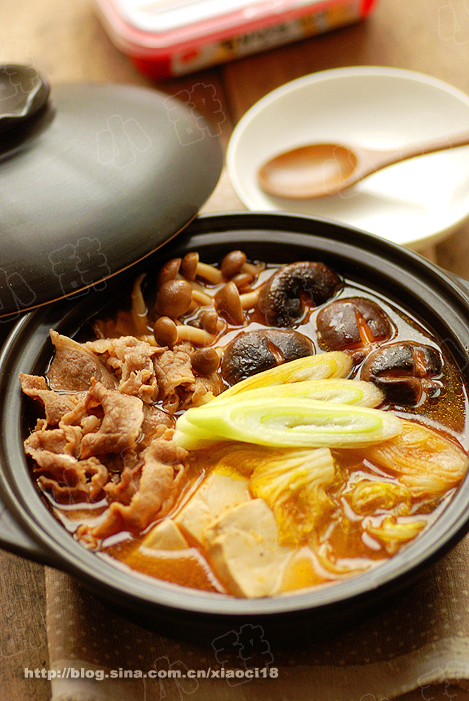 韩式鲜菌辣肥牛汤锅的做法