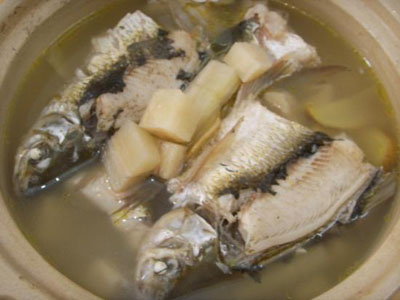 粉葛煲土鲮鱼的做法