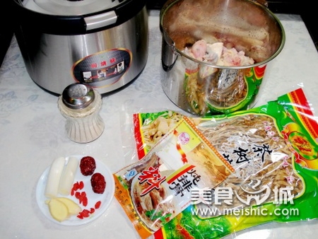 茶树菇炖鸡原料