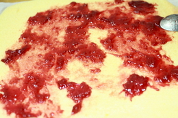 草莓酱蛋糕卷步骤11