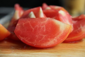 番茄丝瓜烧面筋的做法步骤1