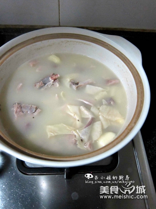 白果马蹄猪肚汤的做法