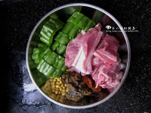 苦瓜黄豆蚝豉猪骨汤原料