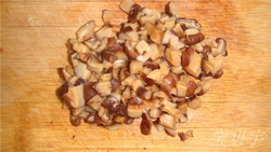 榄菜花菇蒸豆腐步骤3