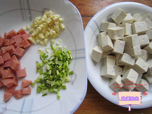 剁椒香菜豆腐步骤1
