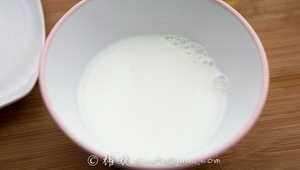 微波牛奶炖蛋步骤1