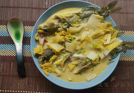 酸菜炖黄颡鱼汤的做法