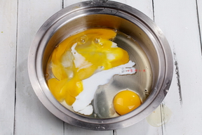 蛋奶香煎馒头片步骤2