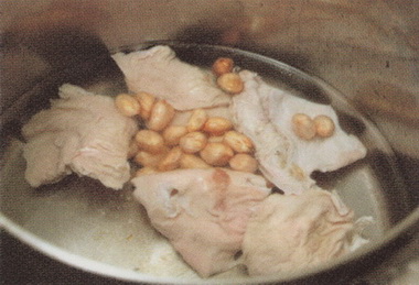 花生煲猪肚汤做法步骤3