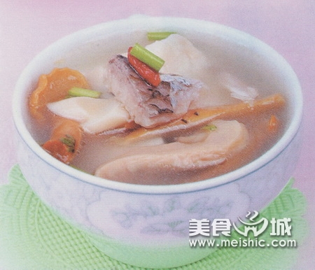 蘑菇豆腐鲫鱼汤