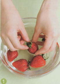 草莓蜜桃苹果汁的做法步骤1