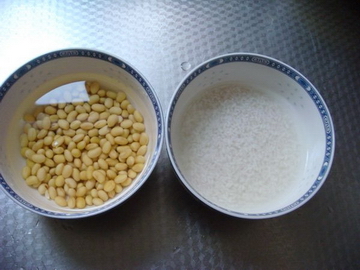 香米黄豆浆步骤1