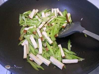 芹菜熏干炒肉步骤10