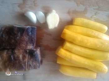 香蕉西葫芦炒腊肉步骤1
