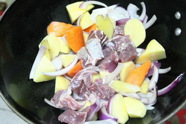 咖喱土豆炖牛肉做法步骤4