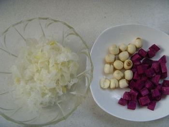 紫薯银耳莲子羹做法步骤2