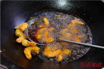 炸烹草虾步骤7