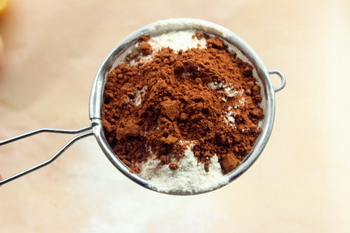 奶油夹层巧克力海绵方块蛋糕步骤2