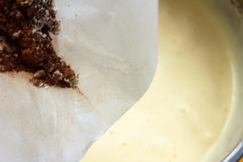 奶油夹层巧克力海绵方块蛋糕步骤10