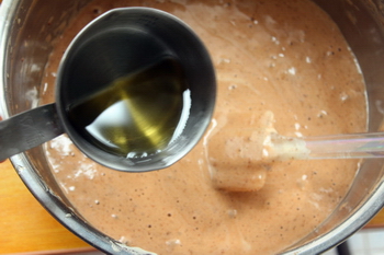 奶油夹层巧克力海绵方块蛋糕步骤