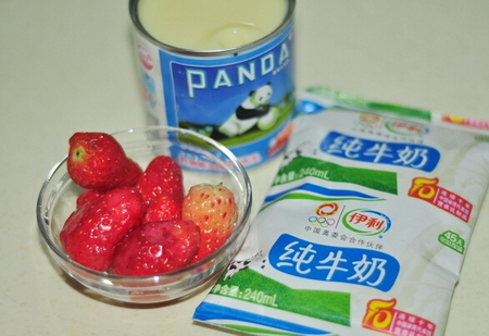 草莓炼乳牛奶的做法步骤1