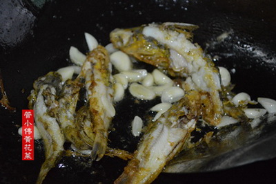 黄刺鱼煮黄花菜汤做法步骤7