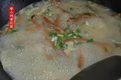 黄刺鱼煮黄花菜汤做法步骤11