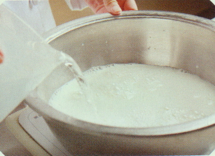 牛奶碎冰做法步骤2