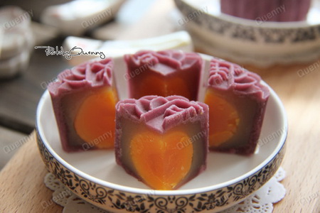 紫薯蛋黄桃山月饼的做法