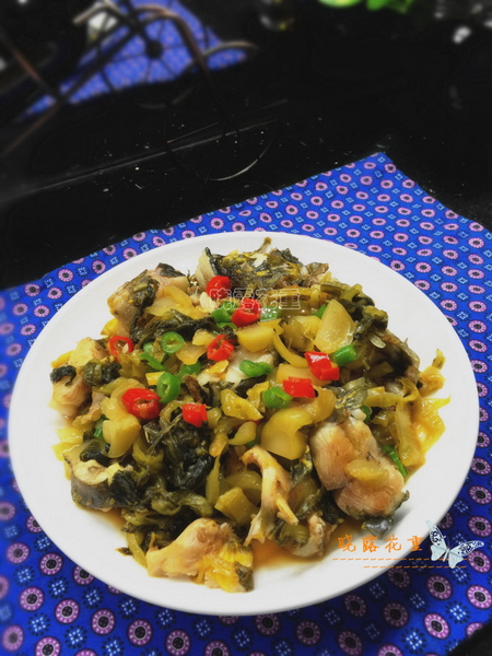 酸菜焖黄骨鱼