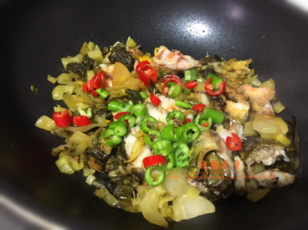 酸菜焖黄骨鱼步骤7