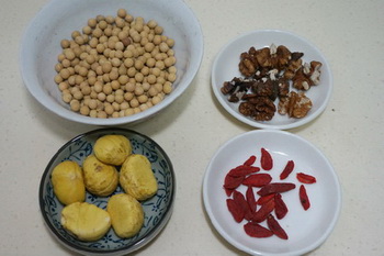 板栗核桃枸杞豆浆做法步骤1