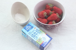 草莓奶昔步骤1