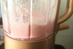 草莓奶昔步骤8