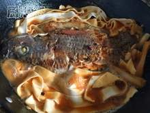 红烧鱼煮宽面步骤12