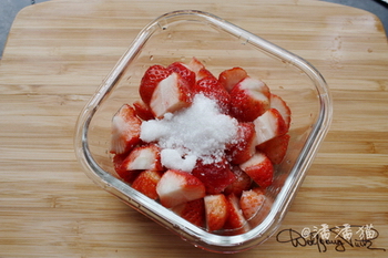 桂花陈醋酿草莓的做法步骤1
