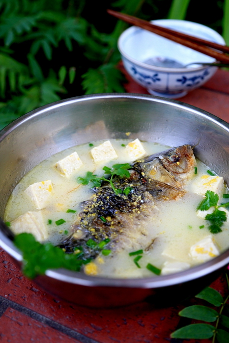 鲫鱼豆腐汤的做法 教你制作奶白鲫鱼豆腐汤食谱的做法步骤4