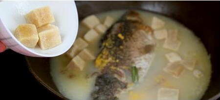 鲫鱼豆腐汤的做法 教你制作奶白鲫鱼豆腐汤食谱的做法步骤3