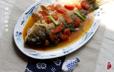 西红杮鲫鱼汤的做法