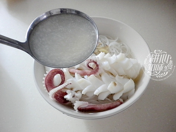 蚬肉鲜鱿米粉汤的做法步骤7