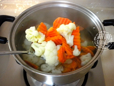 胡萝卜菜花炒排骨的做法步骤4