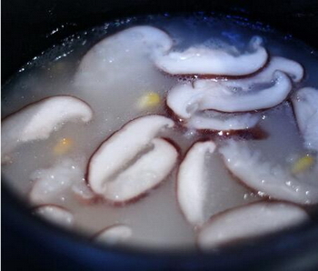 鲜虾香菇玉米粥的做法步骤4